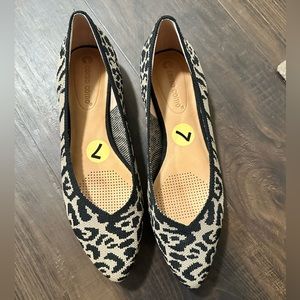 Great condition fabric point toe flats